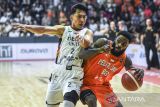 Pebasket Pelita Jaya Jakarta Jerome Anthony Beane (kanan) berusaha melewati hadangan pebasket Dewa United Banten Hardianus (kiri) pada pertandingan babak kedua final Indonesian Basketball League (IBL) 2025 di GOR Soemantri Brodjonegoro, Kuningan, Jakarta, Sabtu (19/7/2025). ANTARA FOTO/Galih Pradipta
