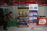 Seorang anggota pengurus koperasi menata berbabagai jenis barang kebutuhan pangan saat persiapan menjelang peresmian secara nasional di Koperasi Desa Merah Putih Gampong Jawa, Banda Aceh, Aceh, Sabtu (19/7/2025). Kementerian  Koperasi (Komenkop)  mencatat  sebanyak 103 titik percontohan Koperasi Desa/Kelurahan Merah Putih siap akan diluncurkan secara resmi pada 21 Juli 2025 sebagai pusat layanan ekoniomi rakyat di tingkat desa. ANTARA FOTO/Ampelsa