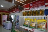 Seorang anggota pengurus koperasi mempersiapkan berbabagai jenis barang kebutuhan pangan saat persiapan menjelang peresmian secara nasional di Koperasi Desa Merah Putih Gampong Jawa, Banda Aceh, Aceh, Sabtu (19/7/2025). Kementerian  Koperasi (Komenkop)  mencatat  sebanyak 103 titik percontohan Koperasi Desa/Kelurahan Merah Putih siap akan diluncurkan secara resmi pada 21 Juli 2025 sebagai pusat layanan ekoniomi rakyat di tingkat desa. ANTARA FOTO/Ampelsa