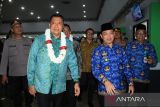 Wakil Menteri Pendayagunaan Aparatur Negara dan Reformasi Birokrasi (PAN-RB) Purwadi Arianto (kedua kiri) didampingi Gubernur Kalimantan Barat Ria Norsan (kedua kanan) dan Sekda Kota Pontianak Amirullah (kanan) saat meninjau Mal Pelayanan Publik (MPP) di Pontianak, Kalimantan Barat, Kamis (17/7/2025). Dalam kunjungan kerjanya di Pontianak, Wamen PAN-RB meninjau langsung sejumlah fasilitas pelayanan publik yaitu Mal Pelayanan Publik (MPP), Samsat, Satuan Penyelenggara Administrasi SIM dan layanan pembuatan SKCK di Polresta Pontianak guna memastikan layanan publik berjalan optimal dan sesuai standar. ANTARA FOTO/Jessica Wuysang