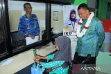 Wakil Menteri Pendayagunaan Aparatur Negara dan Reformasi Birokrasi (PAN-RB) Purwadi Arianto (kanan) foto bersama warga saat meninjau Mal Pelayanan Publik (MPP) di Pontianak, Kalimantan Barat, Kamis (17/7/2025). Dalam kunjungan kerjanya di Pontianak, Wamen PAN-RB meninjau langsung sejumlah fasilitas pelayanan publik yaitu Mal Pelayanan Publik (MPP), Samsat, Satuan Penyelenggara Administrasi SIM dan layanan pembuatan SKCK di Polresta Pontianak guna memastikan layanan publik berjalan optimal dan sesuai standar. ANTARA FOTO/Jessica Wuysang