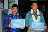 Wakil Menteri Pendayagunaan Aparatur Negara dan Reformasi Birokrasi (PAN-RB) Purwadi Arianto (kanan) didampingi Gubernur Kalimantan Barat Ria Norsan (kiri) memegang kertas berisi dukungan terhadap Dinas Penanaman Modal dan Pelayanan Terpadu Satu Pintu (DPMPTSP) Kota Pontianak saat meninjau Mal Pelayanan Publik (MPP) di Pontianak, Kalimantan Barat, Kamis (17/7/2025). Dalam kunjungan kerjanya di Pontianak, Wamen PAN-RB meninjau langsung sejumlah fasilitas pelayanan publik yaitu Mal Pelayanan Publik (MPP), Samsat, Satuan Penyelenggara Administrasi SIM dan layanan pembuatan SKCK di Polresta Pontianak guna memastikan layanan publik berjalan optimal dan sesuai standar. ANTARA FOTO/Jessica Wuysang
