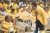 Ketua Umum Partai Golkar Bahlil Lahadalia (kiri) berbincang dengan Ketua DPD Partai Golkar Kalimantan Timur Rudy Mas'ud (kanan) saat pembukaan Musyawarah Daerah ke-XI Partai Golkar Kaltim di Samarinda, Kaltim, Sabtu (19/7/2025). Musda tersebut membahas program-program kerja partai sekaligus memilih Ketua DPD Golkar Kalimantan Timur periode 2025-2030. Antara Kaltim/M Risyal Hidayat