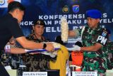 KKP tangkap penyelundup telur penyu di Kalbar. Dirjen Pengawasan Sumber Daya Kelautan dan Perikanan Pung Nugroho Saksono (kedua kiri) bersama Danpomdam XII/Tanjungpura Kolonel CPM Dermawan Agus Irianto (kanan) memperlihatkan barang bukti telur penyu dalam konferensi pers di Stasiun PSDKP Pontianak, Sungai Rengas, Kabupaten Kubu Raya, Kalimantan Barat, Jumat (18/7/2025). Kementerian Kelautan dan Perikanan (KKP) menangkap dua pelaku penyelundupan 5.400 butir telur penyu di Pelabuhan Sintete, Kabupaten Sambas, Kalimantan Barat pada pekan lalu, yakni seorang personel aktif TNI AD berinisial SD dan seorang warga sipil berinisial MU, yang terindikasi terhubung dengan jaringan perdagangan ilegal internasional di Malaysia. ANTARA FOTO/Jessica Wuysang/bar