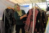 Pengunjung melihat busana yang dijual dalam Pameran UMKM yang digelar pada peringatan Hari Keluarga Bersama di Pendopo Gubernur Kalbar, Pontianak, Kalimantan Barat, Sabtu (19/7/2025). Dinas Koperasi, Usaha Kecil dan Menengah Provinsi Kalimantan Barat mencatat sebanyak 164.364 UMKM telah masuk dalam Sistem Informasi Data Tunggal (SIDT), namun jutaan lainnya terutama usaha mikro belum terdata sehingga pendataan terus digencarkan secara masif. ANTARA FOTO/Jessica Wuysang/nzAntara Foto/Jessica 