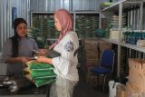 Pekerja melayani pembeli di Koperasi Kelurahan Merah Putih di Surabaya, Jawa Timur, Sabtu (19/7/2025). Pemerintah Provinsi Jawa Timur mencatat sebanyak 8.494 Koperasi Merah Putih telah terbentuk di seluruh kabupaten dan kota di wilayah kerjanya, yang terdiri dari 7.721 Koperasi Desa Merah Putih (KDMP) dan 773 Koperasi Kelurahan Merah Putih (KKMP). ANTARA Jatim/Didik Suhartono/mas.