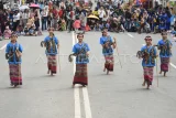 Sejumlah penari membawakan tarian Gantar yang berasal dari Dayak Benuaq saat berlangsungnya Kukar Festival Budaya Nusantara 2025 di depan Kedaton Kesultanan Kutai Kartanegara Ing Martadipura, Tenggarong, Kutai Kartanegara, Kalimantan Timur, Sabtu (19/7/2025). Festival budaya yang bertajuk Merajut Keberagaman, Melestarikan Kebudayaan Menuju Pariwisata Terbaik Berkelanjutan itu diikuti seniman dari delapan provinsi, 20 kecamatan, 12 paguyuban, dan 15 kelompok seni lokal bertujuan untuk melestarikan budaya dan mendukung pariwisata Kutai Kartanegara. Antara Kaltim/M Risyal Hidayat