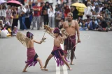 Dua orang bocah menampilkan seni bela diri suku Dayak Benuaq Tonyoi (Behempas Rotan) saat berlangsungnya Kukar Festival Budaya Nusantara 2025 di depan Kedaton Kesultanan Kutai Kartanegara Ing Martadipura, Tenggarong, Kutai Kartanegara, Kalimantan Timur, Sabtu (19/7/2025). Festival budaya yang bertajuk Merajut Keberagaman, Melestarikan Kebudayaan Menuju Pariwisata Terbaik Berkelanjutan itu diikuti seniman dari delapan provinsi, 20 kecamatan, 12 paguyuban, dan 15 kelompok seni lokal bertujuan untuk melestarikan budaya dan mendukung pariwisata Kutai Kartanegara. Antara Kaltim/M Risyal Hidayat