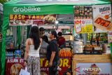 Warga membeli produk olahanan makanan dari cuanki saat Festival Nyuanki di Taman Dewi Sartika, Bandung, Jawa Barat, Minggu (20/7/2025). Festival Nyuanki yang diikuti oleh puluhan pelaku usaha kuliner dari berbagai daerah di Kota Bandung tersebut digelar sebagai ruang interaksi sosial, ekonomi dan budaya antara masyarakat dan pelaku UMKM yang menyajikan ragam olahan cuanki sebagai makanan khas Kota Bandung. ANTARA FOTO/Raisan Al Farisi/agr