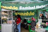 Pelaku UMKM menyiapkan produk olahanan makanan dari cuanki saat Festival Nyuanki di Taman Dewi Sartika, Bandung, Jawa Barat, Minggu (20/7/2025). Festival Nyuanki yang diikuti oleh puluhan pelaku usaha kuliner dari berbagai daerah di Kota Bandung tersebut digelar sebagai ruang interaksi sosial, ekonomi dan budaya antara masyarakat dan pelaku UMKM yang menyajikan ragam olahan cuanki sebagai makanan khas Kota Bandung. ANTARA FOTO/Raisan Al Farisi/agr