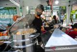 Pelaku UMKM kuliner cuanki dan baso tahu menunjukan produk olahanan makanan dari cuanki saat Festival Nyuanki di Taman Dewi Sartika, Bandung, Jawa Barat, Minggu (20/7/2025). Festival Nyuanki yang diikuti oleh puluhan pelaku usaha kuliner dari berbagai daerah di Kota Bandung tersebut digelar sebagai ruang interaksi sosial, ekonomi dan budaya antara masyarakat dan pelaku UMKM yang menyajikan ragam olahan cuanki sebagai makanan khas Kota Bandung. ANTARA FOTO/Raisan Al Farisi/agr