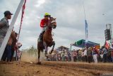 Joki memacu kuda saat gelaran Kejuaraan Pacuan Kuda Bhayangkara Cup 2025 di Arena Pacu Sirkuit Lingkar Selatan Bodang, Lumajang, Jawa Timur, Minggu (20/7/2025). Pagelaran pacuan kuda yang diikuti 80 joki dari sejumlah daerah di Jawa Timur tersebut digelar dalam rangka memperingati hari Bhayangkara sekaligus menjadi ajang mencari bibit atlet pacuan kuda di wilayah itu. ANTARA Jatim/Irfan Sumanjaya/mas.