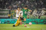 Pesepak bola Persebaya Surabaya Bruno Moreira (kanan) melewati adangan penjaga gawang PSS Sleman Muhammad Fahri (kedua kanan) pada pertandingan persahabatan di Stadion Gelora Bung Tomo, Surabaya, Jawa Timur, Sabtu (19/7/2025). Pertandingan yang digelar dalam rangka peluncuran tim serta peringatan HUT ke-98 Persebaya tersebut berakhir dengan kemenangan 1-0 untuk Persebaya. ANTARA Jatim/Rizal Hanafi/mas.