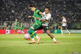 Pesepak bola Persebaya Surabaya Francisco Rivera (kiri) berebut bola dengan pesepak bola PSS Sleman Terens Puhiri (kanan) pada pertandingan persahabatan di Stadion Gelora Bung Tomo, Surabaya, Jawa Timur, Sabtu (19/7/2025). Pertandingan yang digelar dalam rangka peluncuran tim serta peringatan HUT ke-98 Persebaya tersebut berakhir dengan kemenangan 1-0 untuk Persebaya. ANTARA Jatim/Rizal Hanafi/mas.