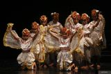 Sejumlah anak dari sanggar Candik Ayu Tama membawakan Tari Kuntul dalam panggung ekspresi Hari Anak Nasional 2025 di Gedung Kesenian Cak Durasim, Kompleks Taman Budaya Jatim, Surabaya, Jawa Timur, Minggu (20/7/2025). Kegiatan yang dimeriahkan dengan penampilan kesenian dari 13 sanggar tersebut bertujuan untuk memberikan ruang ekspresi dan apresiasi bakat anak dalam bidang seni sekaligus upaya mempersiapkan generasi emas berbasis kebudayaan. ANTARA Jatim/Moch Asim.