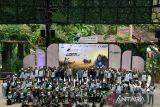 Sejumlah peserta berfoto bersama saat roadshow International Animal Photo and Video Competition (IAPVC) 2025 di TSI, Cisarua, Kabupaten Bogor, Jawa Barat, Sabtu (19/7/2025). Roadshow IAPVC 2025 tersebut merupakan rangkaian kegiatan kompetisi fotografi dan videografi satwa terbesar di Indonesia yang telah berlangsung selama lebih dari 34 tahun dengan mengambil tema The Picture of Secret Nature yang mengajak masyarakat untuk menyelami keindahan tersembunyi dunia satwa dan alam serta mengabadikannya dalam karya visual. ANTARA Megapolitan/Arif Firmansyah.