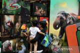 Pengunjung mengamati sejumlah foto satwa saat roadshow International Animal Photo and Video Competition (IAPVC) 2025 di TSI, Cisarua, Kabupaten Bogor, Jawa Barat, Sabtu (19/7/2025). Roadshow IAPVC 2025 tersebut merupakan rangkaian kegiatan kompetisi fotografi dan videografi satwa terbesar di Indonesia yang telah berlangsung selama lebih dari 34 tahun dengan mengambil tema The Picture of Secret Nature yang mengajak masyarakat untuk menyelami keindahan tersembunyi dunia satwa dan alam serta mengabadikannya dalam karya visual. ANTARA Megapolitan/Arif Firmansyah.