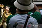 Peserta memotret model dan satwa saat roadshow International Animal Photo and Video Competition (IAPVC) 2025 di TSI, Cisarua, Kabupaten Bogor, Jawa Barat, Sabtu (19/7/2025). Roadshow IAPVC 2025 tersebut merupakan rangkaian kegiatan kompetisi fotografi dan videografi satwa terbesar di Indonesia yang telah berlangsung selama lebih dari 34 tahun dengan mengambil tema The Picture of Secret Nature yang mengajak masyarakat untuk menyelami keindahan tersembunyi dunia satwa dan alam serta mengabadikannya dalam karya visual. ANTARA Megapolitan/Arif Firmansyah.