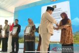 Prabowo menyerahkan SK badan hukum Kopdes ke perwakilan ketua koperasi