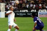 Pesepak bola Persik Kediri Yoga Adiatama (kanan) berebut bola dengan pesepak bola Asian Warriors FC Keisuke Honda (kiri) pada pertandingan persahabatan di Stadion Brawijaya Kota Kediri, Jawa Timur, Minggu (20/7/2025). Pertandingan yang digelar dalam rangka peluncuran tim Persik Kediri menjelang kompetisi Liga 1 tersebut berakhir dengan kemenangan 2-0 untuk Persik Kediri. Antara Jatim/Prasetia Fauzani/um