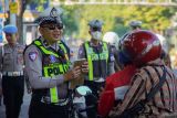 Petugas kepolisian memberhentikan pengendara sepeda motor saat Operasi Patuh Semeru di Lumajang, Jawa Timur, Senin (21/7/2025). Satlantas Polres Lumajang bersama Dinas Perhubungan (Dishub) Lumajang melakukan Operasi Patuh Semeru dalam rangka meningkatkan kesadaran dan kepatuhan berlalu lintas dengan pendekatan persuasif, edukatif, juga humanis dengan harapan dapat meminimalisasi tingkat kecelakaan di wilayah tersebut. Antara Jatim/Irfan Sumanjaya/um 