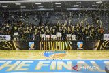 Tim bola basket Dewa United Banten mengangkat trofi juara Indonesia Basketball League (IBL) 2025 setelah menang atas Pelita Jaya Jakarta dalam laga ketiga babak final Indonesia Basket League (IBL) 2025 di GOR Soemantri Brodjonegoro, Kuningan, Jakarta, Minggu (20/7/2025). Dewa United Banten berhasil meraih juara IBL 2025 usai mengalahkan Pelita Jaya Jakarta dengan skor 74-73. ANTARA FOTO/Sulthony Hasanuddin/gp