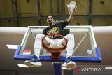 Pebasket Dewa United Banten Gelvis Andres Solano Paulino menggunting jaring usai meraih trofi juara Indonesia Basketball League (IBL) 2025 setelah menang atas Pelita Jaya Jakarta dalam laga ketiga babak final Indonesia Basket League (IBL) 2025 di GOR Soemantri Brodjonegoro, Kuningan, Jakarta, Minggu (20/7/2025). Dewa United Banten berhasil meraih juara IBL 2025 usai mengalahkan Pelita Jaya Jakarta dengan skor 74-73. ANTARA FOTO/Sulthony Hasanuddin/gp