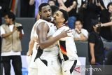 Pebasket Dewa United Banten Jordan Lavell Adams (kiri) berselebrasi dengan rekan satu tim Gelvis Andres Solano Paulino (kanan) usai mengalahkan Pelita Jaya Jakarta dalam laga ketiga babak final Indonesia Basket League (IBL) 2025 di GOR Soemantri Brodjonegoro, Kuningan, Jakarta, Minggu (20/7/2025). Dewa United Banten mengalahkan Pelita Jaya Jakarta dengan skor 74-73 dan berhasil meraih juara IBL 2025 usai menang agregat 2-1. ANTARA FOTO/Sulthony Hasanuddin/gp