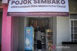 Warga membeli kebutuhan pokok di pojok sembako Koperasi Desa Merah Putih (KDMP) Cikole, Kabupaten Bandung Barat, Jawa Barat, Senin (21/7/2025). KDMP Cikole yang menjadi salah satu percontohan program Koperasi Desa/Kelurahan Merah Putih tersebut telah memiliki ratusan anggota terdaftar dan melayani pasokan barang serta bahan pokok untuk 47 warung di daerah itu. ANTARA FOTO/Abdan Syakura/agr