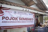 Pramuniaga menata barang dagangan di Pojok Sembako Koperasi Desa Merah Putih (KDMP) Cikole, Kabupaten Bandung Barat, Jawa Barat, Senin (21/7/2025). KDMP Cikole yang menjadi salah satu percontohan program Koperasi Desa/Kelurahan Merah Putih tersebut telah memiliki ratusan anggota terdaftar dan melayani pasokan barang serta bahan pokok untuk 47 warung di daerah itu. ANTARA FOTO/Abdan Syakura/agr