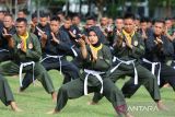 Sejumlah prajurit TNI Kodam Iskandar Muda memperagakan gerakan bela diri saat mengikuti latihan Pencak Silat Militer  (PSM) di Lapangan Blang Padang, Banda Aceh, Aceh, Senin (21/7/2025). Pencak Silat Militer  (PSM) yang merupakan gabungan dari sejumlah seni bela diri itu akan dikembangkan di seluruh kesatuan Kodam Iskandar Muda itu,  untuk meningkatkan kemampuan prajurit TNI dalam melaksanakan tugas negara. ANTARA FOTO/Ampelsa.