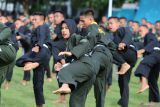 Sejumlah prajurit TNI Kodam Iskandar Muda memperagakan gerakan bela diri saat mengikuti latihan Pencak Silat Militer  (PSM) di Lapangan Blang Padang, Banda Aceh, Aceh, Senin (21/7/2025). Pencak Silat Militer  (PSM) yang merupakan gabungan dari sejumlah seni bela diri itu akan dikembangkan di seluruh kesatuan Kodam Iskandar Muda itu,  untuk meningkatkan kemampuan prajurit TNI dalam melaksanakan tugas negara. ANTARA FOTO/Ampelsa.