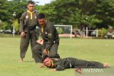 Dua prajurit TNI Kodam Iskandar Muda memperagakan teknik gerakan bela diri melumpuhkan lawan saat mengikuti latihan Pencak Silat Militer  (PSM) di Lapangan Blang Padang, Banda Aceh, Aceh, Senin (21/7/2025). Pencak Silat Militer  (PSM) yang merupakan gabungan dari sejumlah seni bela diri itu akan dikembangkan di seluruh kesatuan Kodam Iskandar Muda itu,  untuk meningkatkan kemampuan prajurit TNI dalam melaksanakan tugas negara. ANTARA FOTO/Ampelsa.