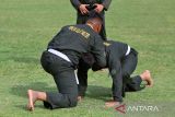 Dua prajurit TNI Kodam Iskandar Muda memperagakan teknik gerakan bela diri melumpuhkan lawan saat mengikuti latihan Pencak Silat Militer  (PSM) di Lapangan Blang Padang, Banda Aceh, Aceh, Senin (21/7/2025). Pencak Silat Militer  (PSM) yang merupakan gabungan dari sejumlah seni bela diri itu akan dikembangkan di seluruh kesatuan Kodam Iskandar Muda itu,  untuk meningkatkan kemampuan prajurit TNI dalam melaksanakan tugas negara. ANTARA FOTO/Ampelsa.