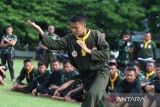 Seorang  prajurit TNI Kodam Iskandar Muda memperagakan gerakan bela diri saat mengikuti latihan Pencak Silat Militer  (PSM) di Lapangan Blang Padang, Banda Aceh, Aceh, Senin (21/7/2025). Pencak Silat Militer  (PSM) yang merupakan gabungan dari sejumlah seni bela diri itu akan dikembangkan di seluruh kesatuan Kodam Iskandar Muda itu,  untuk meningkatkan kemampuan prajurit TNI dalam melaksanakan tugas negara. ANTARA FOTO/Ampelsa.