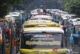 Warga yang tergabung dalam Solidaritas Pekerja Pariwisata Jawa Barat berdiri di atas bus saat aksi unjuk rasa di depan Gedung Sate, Bandung, Jawa Barat, Senin (21/7/2025). Sedikitnya 50 bus diparkir dalam aksi tersebut yang menuntut Gubernur Jawa Barat mencabut aturan larangan karyawisata (study tour) karena berdampak mematikan roda ekonomi sektor pariwisata Jawa Barat seperti pengusaha bus, agen travel hingga umkm. ANTARA FOTO/Novrian Arbi/agr
