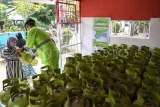 Petugas melayani warga yang membeli gas elpiji 3 kilogram saat peluncuran Koperasi Merah Putih di Lempake, Samarinda, Kalimantan Timur, Senin (21/7/2025). Pemkot Samarinda melaksanakan operasi pasar gas elpiji subsidi 3 kilogram dengan kuota sebanyak 250 tabung seharga Rp18 ribu sebagai upaya mencukupi kebutuhan masyarakat kurang mampu. Antara Kaltim/M Risyal Hidayat