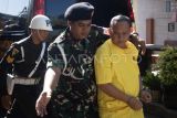 Anggota Polisi Militer menggiring terdakwa kasus penembakan tiga polisi di Way Kanan, Lampung Kopral Dua Bazarsah (kanan) untuk menjalani sidang tuntutan di Pengadilan Militer I-04 Palembang, Sumatera Selatan, Senin (21/7/2025). ANTARA FOTO/Nova Wahyudi/tom.
