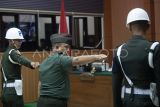 Terdakwa kasus penembakan tiga polisi di Way Kanan, Lampung Kopral Dua Bazarsah (tengah) bersiap menjalani sidang tuntutan di Pengadilan Militer I-04 Palembang, Sumatera Selatan, Senin (21/7/2025). ANTARA FOTO/Nova Wahyudi/tom.