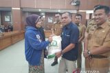 Bulog dan Pemkot Bukittinggi salurkan bantuan pangan ke 4.937 KK