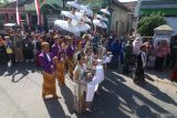 Sejumlah remaja mengikuti kirab budaya saat tradisi ziarah Punden Prabu Anom di Desa Doko, Kabupaten Kediri, Jawa Timur, Selasa (22/7/2025). Tradisi ziarah di punden putra Raja Kediri Sri Aji Jayabaya tersebut menjadi agenda wisata budaya Kediri setiap bulan Suro penanggalan Jawa. ANTARA Jatim/Prasetia Fauzani/mas.