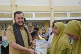 Progul Padang Juara, Wako Fadly Amran serahkan LKS gratis bagi siswa SMPN 25