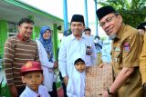 Wawako Maigus Nasir serahkan LKS gratis bagi siswa  MI dan MTs