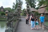Wisatawan mancanegara berkunjung di Pura Taman Ayun, Badung, Bali, Minggu (20/7/2025). Kementerian Pariwisata pada periode Januari-Mei 2025 mencatat kunjungan wisatawan mancanegara ke Indonesia sebanyak 5,63 juta orang yaitu lebih tinggi dibandingkan perjalanan wisatawan Indonesia ke luar negeri sebanyak 3,84 juta orang. ANTARA FOTO/Nyoman Hendra Wibowo/wsj.