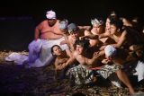 Seniman kelompok Teater Selem Putih mementaskan pertunjukan teater modern bertajuk Topeng saat rangkaian Festival Seni Bali Jani 2025 di Denpasar, Bali, Minggu (20/7/2025). Festival apresiasi budaya tersebut diselenggarakan untuk memajukan kesenian modern, kontemporer dan seni inovatif di wilayah Bali. ANTARA FOTO/Fikri Yusuf/wsj.