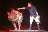 Seniman kelompok Teater Selem Putih mementaskan pertunjukan teater modern bertajuk Topeng saat rangkaian Festival Seni Bali Jani 2025 di Denpasar, Bali, Minggu (20/7/2025). Festival apresiasi budaya tersebut diselenggarakan untuk memajukan kesenian modern, kontemporer dan seni inovatif di wilayah Bali. ANTARA FOTO/Fikri Yusuf/wsj.