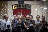 Direktur Penyidikan Jaksa Agung Muda Pidana Khusus Nurcahyo Jungkung Madyo (ketiga kanan) menyampaikan keterangan di Kejaksaan Agung, Jakarta, Selasa (22/7/2025). Kejaksaan Agung resmi menetapkan delapan tersangka dalam kasus korupsi pemberian fasilitas kredit oleh tiga bank pembangunan daerah (BPD) yakni Bank BPD Jawa Barat dan Banten, Bank Jawa Tengah dan Bank DKI kepada PT Sri Rejeki Isman Tbk (Sritex) dan emiten anak usahanya yang mengakibatkan kerugian negara diperkirakan mencapai Rp1,088 triliun. ANTARA FOTO/Bayu Pratama S/bar