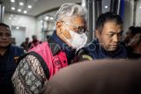 Direktur Utama Bank Jateng 2014-2023 Supriyanto (kedua kiri) berjalan memasuki mobil tahanan usai menjalani pemeriksaan di Kejaksaan Agung, Jakarta, Selasa (22/7/2025). Kejaksaan Agung resmi menetapkan delapan tersangka dalam kasus korupsi pemberian fasilitas kredit oleh tiga bank pembangunan daerah (BPD) yakni Bank BPD Jawa Barat dan Banten, Bank Jawa Tengah dan Bank DKI kepada PT Sri Rejeki Isman Tbk (Sritex) dan emiten anak usahanya yang mengakibatkan kerugian negara diperkirakan mencapai Rp1,088 triliun. ANTARA FOTO/Bayu Pratama S/bar