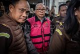 Direktur Keuangan PT Sritex Periode 2006-2023 Allan Moran Severino (tengah) berjalan memasuki mobil tahanan usai menjalani pemeriksaan di Kejaksaan Agung, Jakarta, Selasa (22/7/2025). Kejaksaan Agung resmi menetapkan delapan tersangka dalam kasus korupsi pemberian fasilitas kredit oleh tiga bank pembangunan daerah (BPD) yakni Bank BPD Jawa Barat dan Banten, Bank Jawa Tengah dan Bank DKI kepada PT Sri Rejeki Isman Tbk (Sritex) dan emiten anak usahanya yang mengakibatkan kerugian negara diperkirakan mencapai Rp1,088 triliun. ANTARA FOTO/Bayu Pratama S/bar