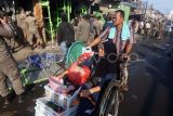 Pedagang membawa sisa barang dagangannya saat pembongkaran pedagang kaki lima (PKL) diÂ area Pasar Cileungsi, Kabupaten Bogor, Jawa Barat, Selasa (22/7/2025).Pemerintah Kabupaten Bogor membongkar sebanyak 115 lapak PKL yang berjualan di trotoar dan badan jalan di area pasar dengan tujuan untuk menjaga ketertiban umum dan mengembalikan fungsi serta penataan tata ruang kota. ANTARA FOTO/Yulius Satria Wijaya/rwa. 